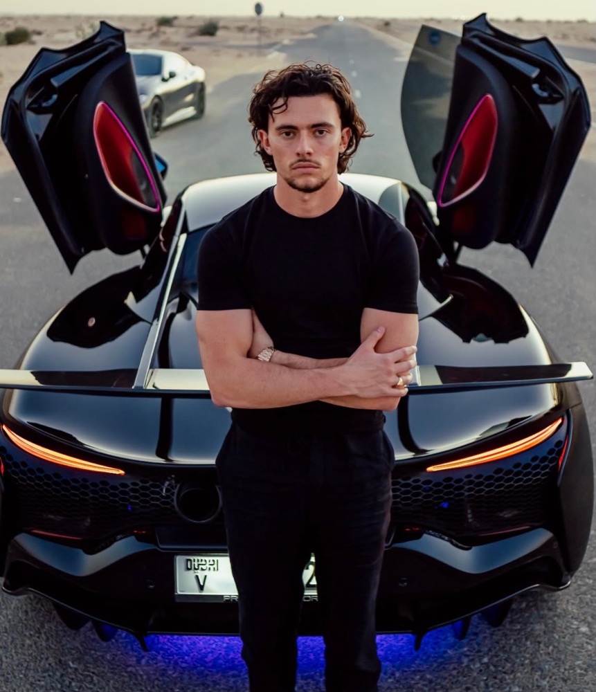 Gaspard Grosjean devant une McLaren à Dubaï